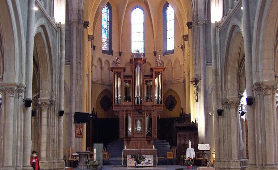 Intérieur de l'église avec le choeur et l'orgue