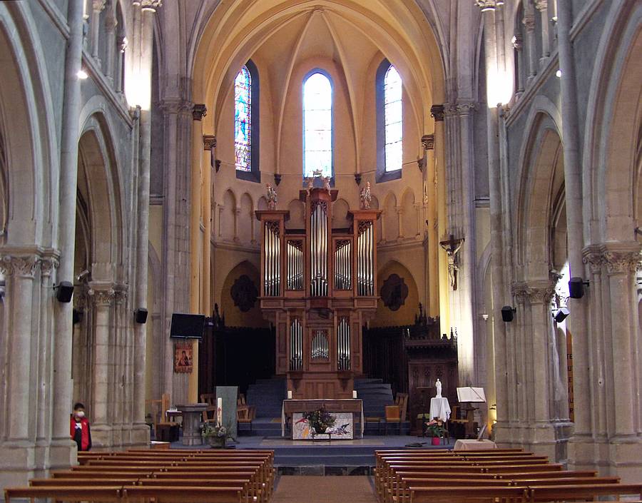 Intérieur de l'église avec le choeur et l'orgue