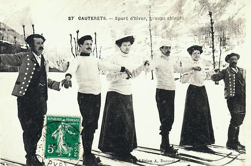 Carte postale ancienne avec une brochette de skieurs