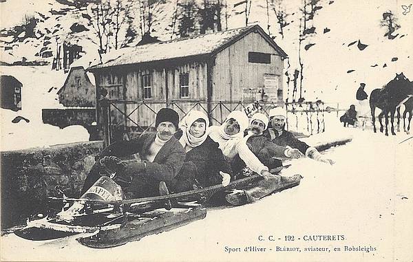 Carte postale avec des gens sur une vielle luge en bois