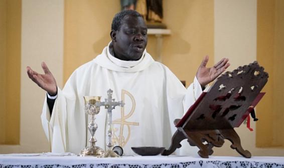 Père Abdel à l'autel célébrant la messe
